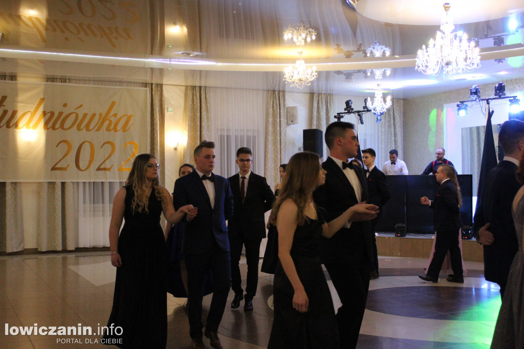 Maturzyści ZS CKR Zduńska Dąbrowa na studniówce