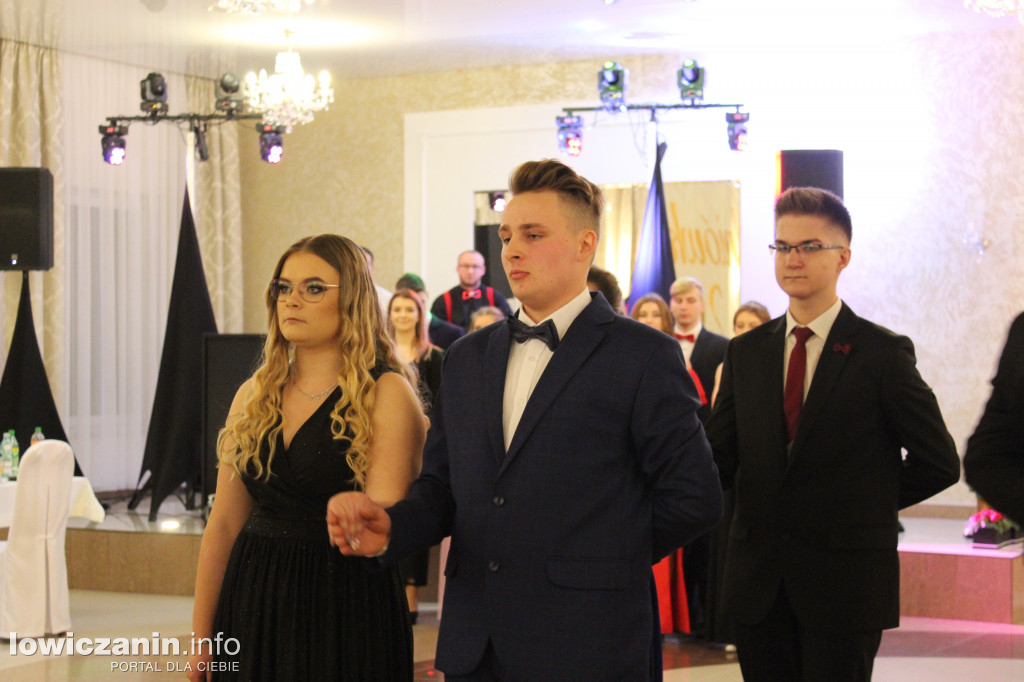 Maturzyści ZS CKR Zduńska Dąbrowa na studniówce