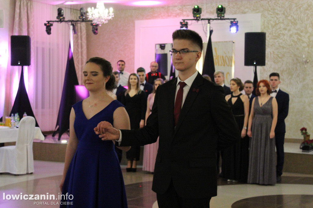 Maturzyści ZS CKR Zduńska Dąbrowa na studniówce