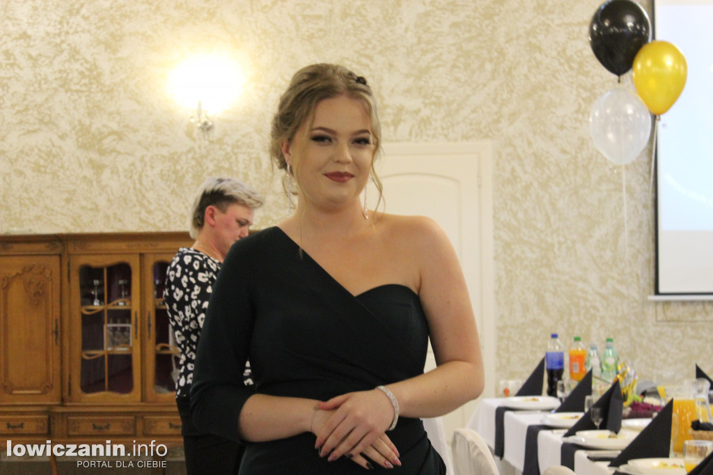 Maturzyści ZS CKR Zduńska Dąbrowa na studniówce
