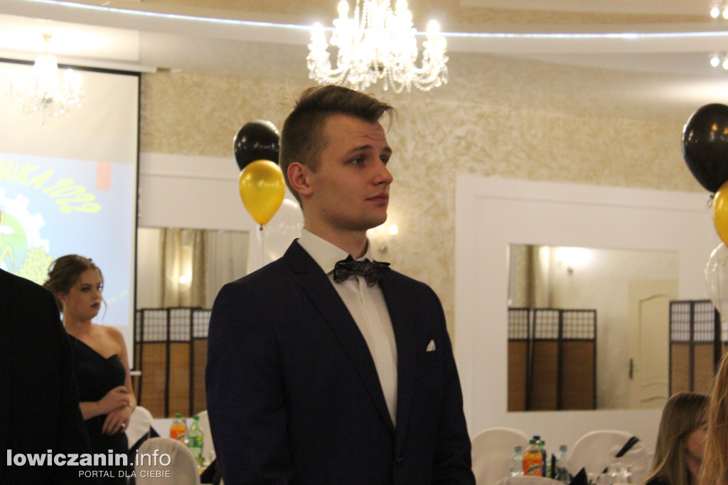 Maturzyści ZS CKR Zduńska Dąbrowa na studniówce
