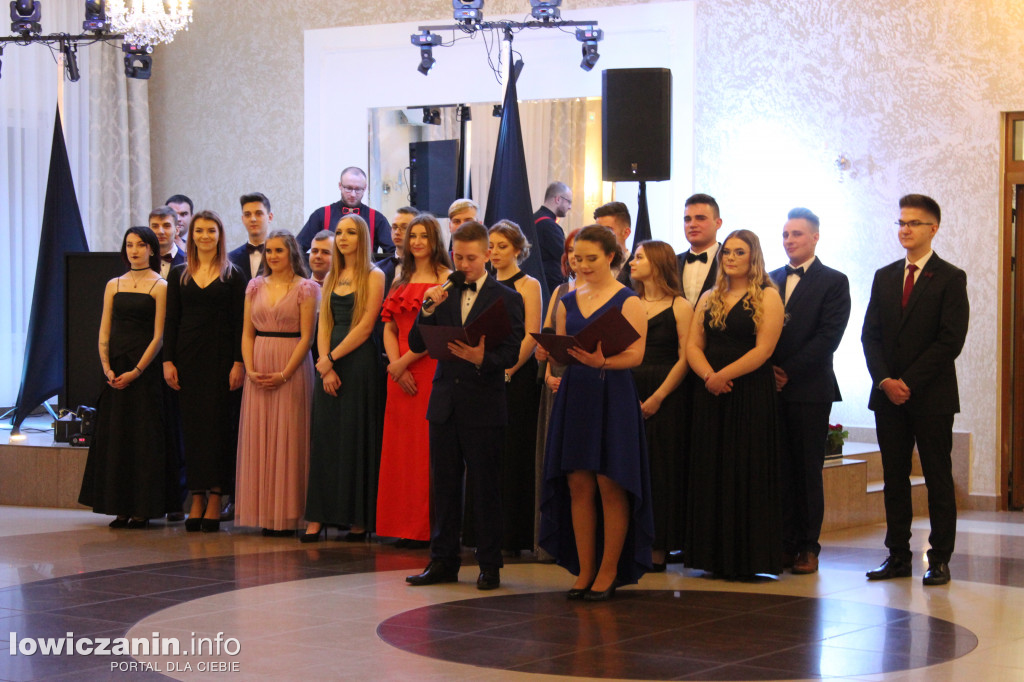 Maturzyści ZS CKR Zduńska Dąbrowa na studniówce