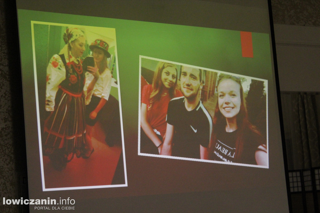 Maturzyści ZS CKR Zduńska Dąbrowa na studniówce