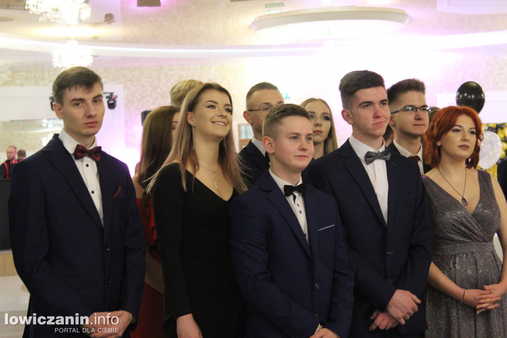 Maturzyści ZS CKR Zduńska Dąbrowa na studniówce