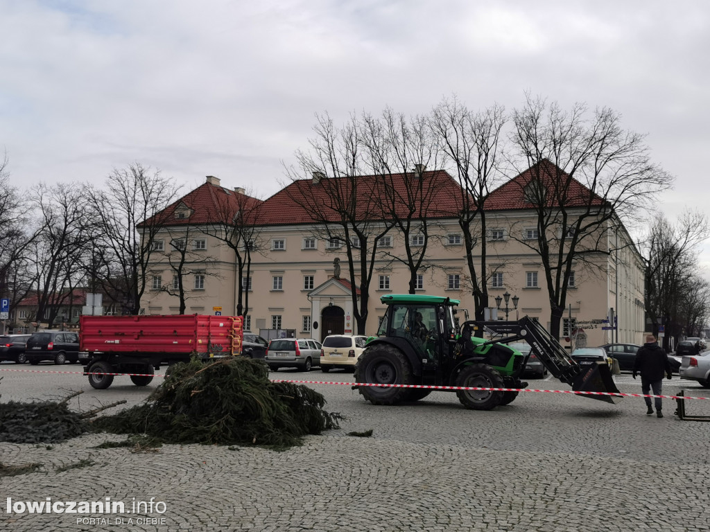 Sprzątanie choinek w Łowiczu