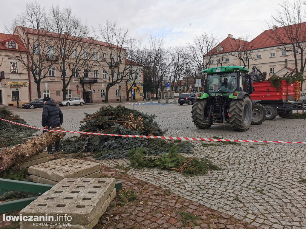 Sprzątanie choinek w Łowiczu