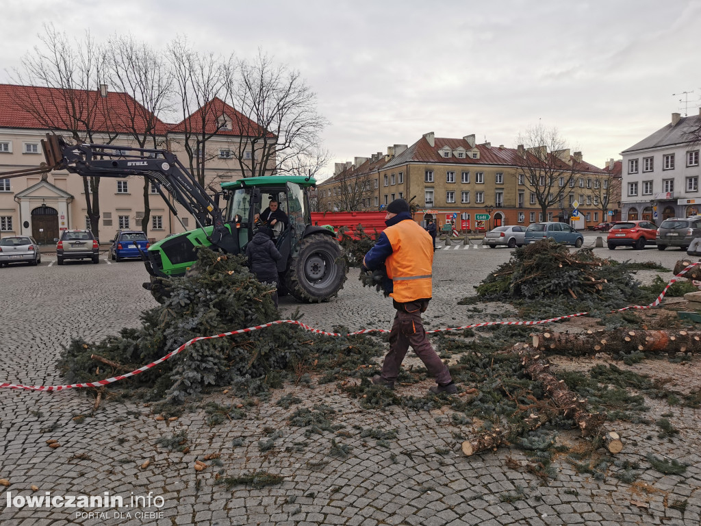Sprzątanie choinek w Łowiczu