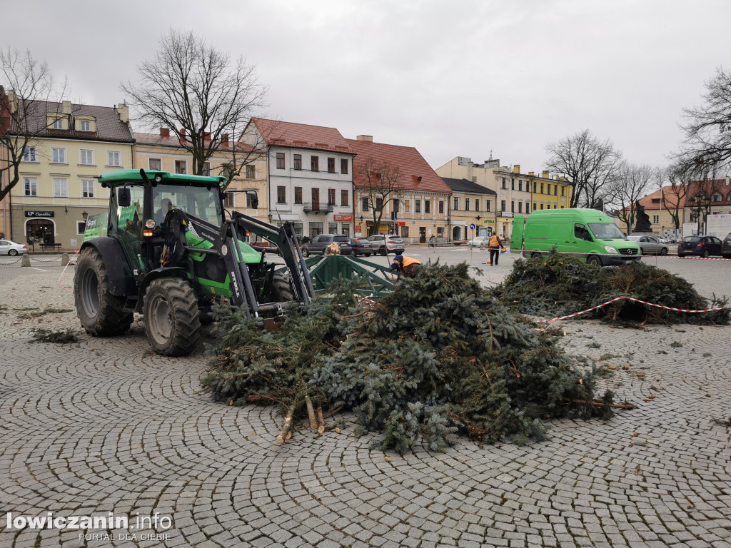 Sprzątanie choinek w Łowiczu