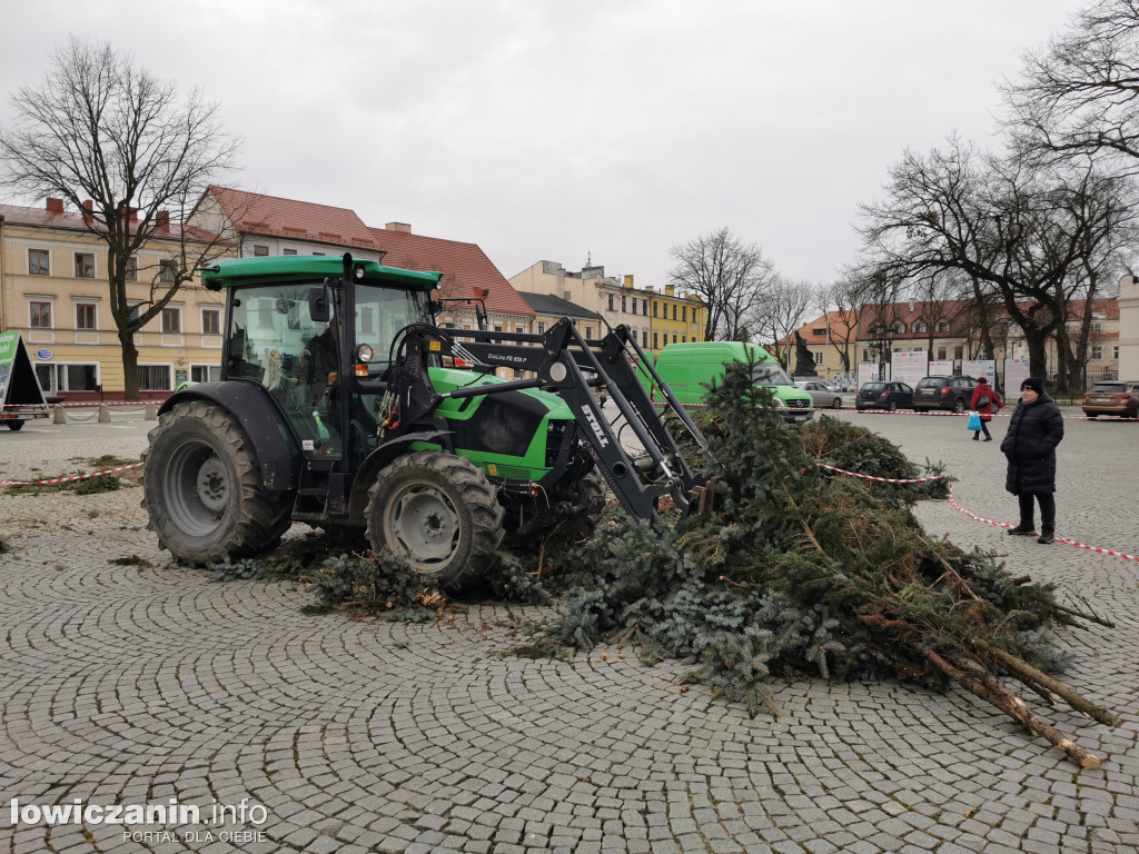 Sprzątanie choinek w Łowiczu