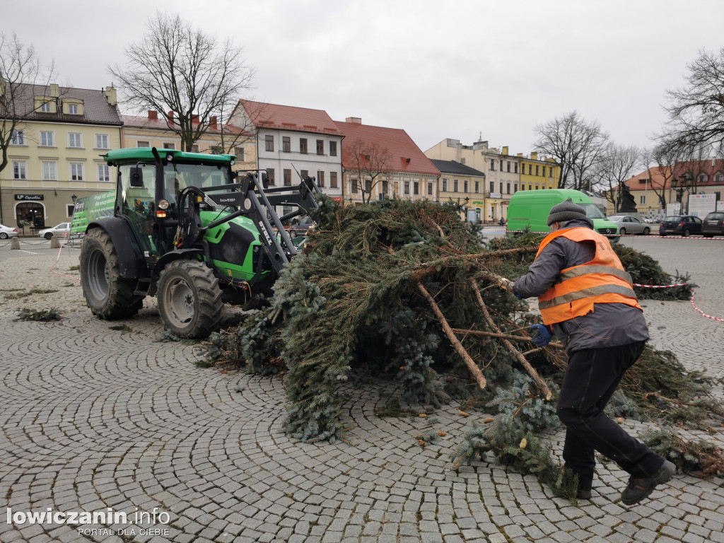 Sprzątanie choinek w Łowiczu