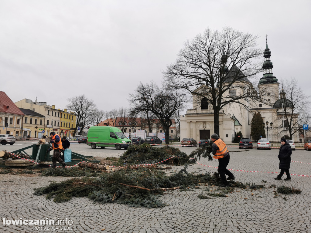 Sprzątanie choinek w Łowiczu