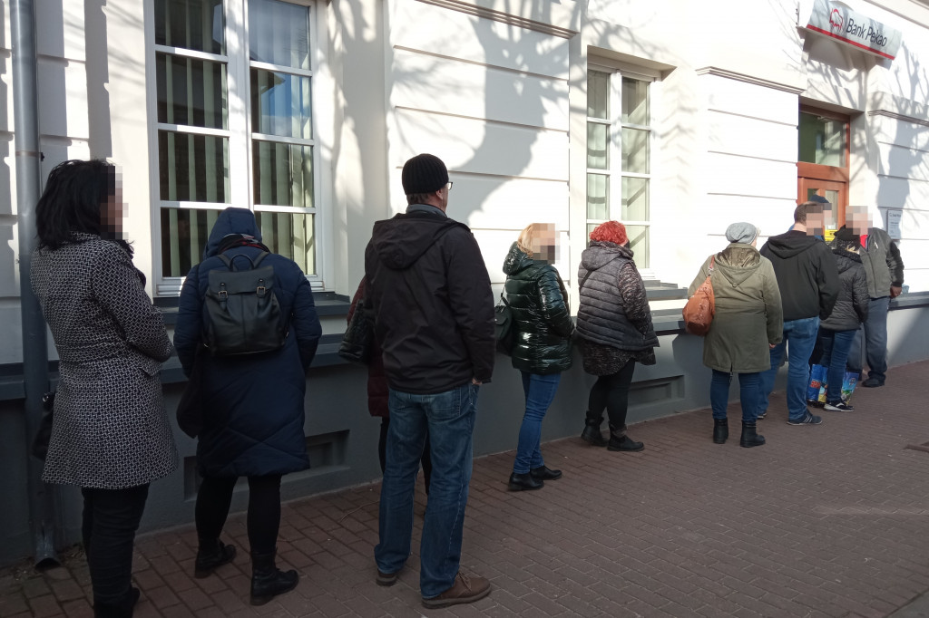 W Łowiczu ustawiają się kolejki do banków