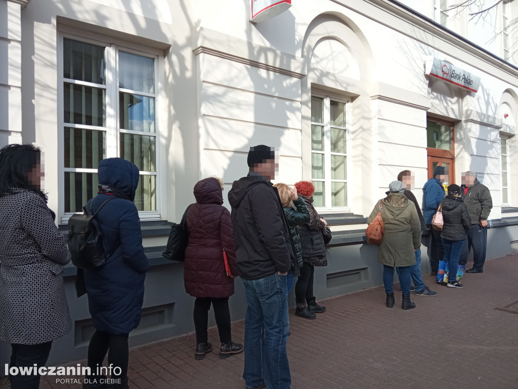 W Łowiczu ustawiają się kolejki do banków