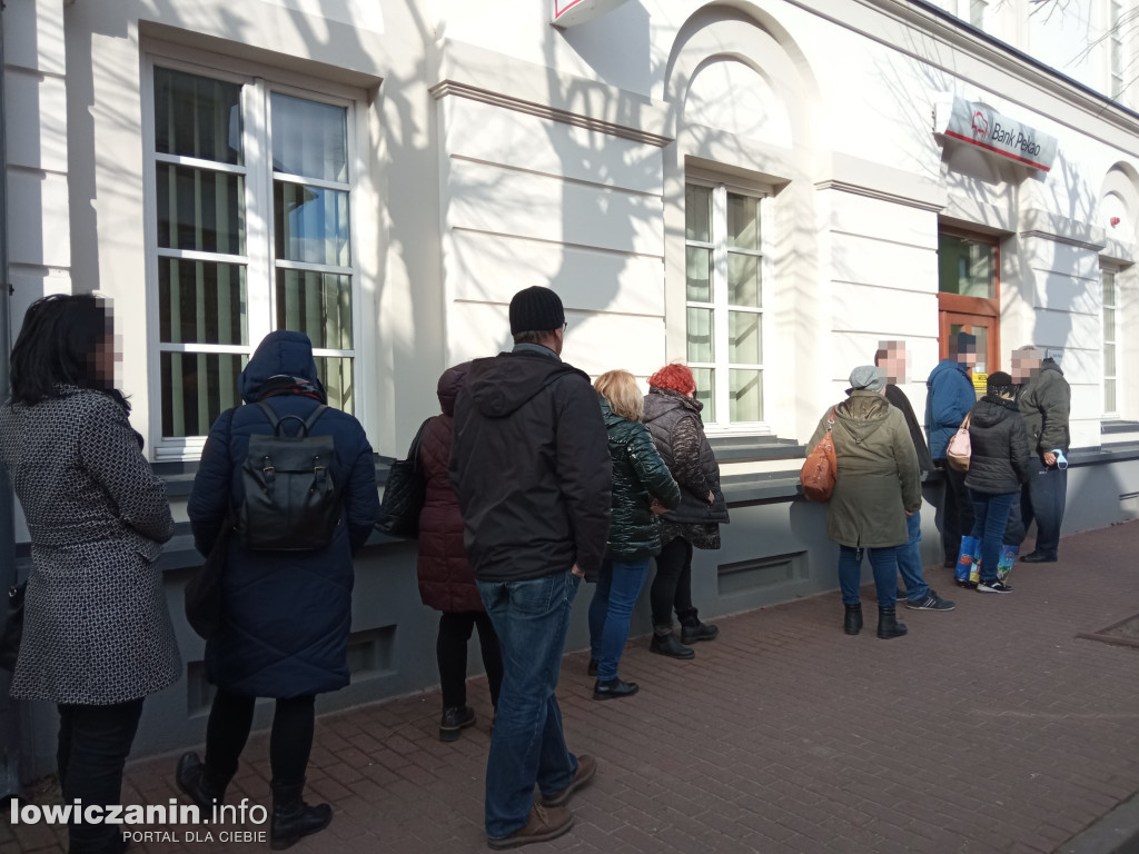 W Łowiczu ustawiają się kolejki do banków