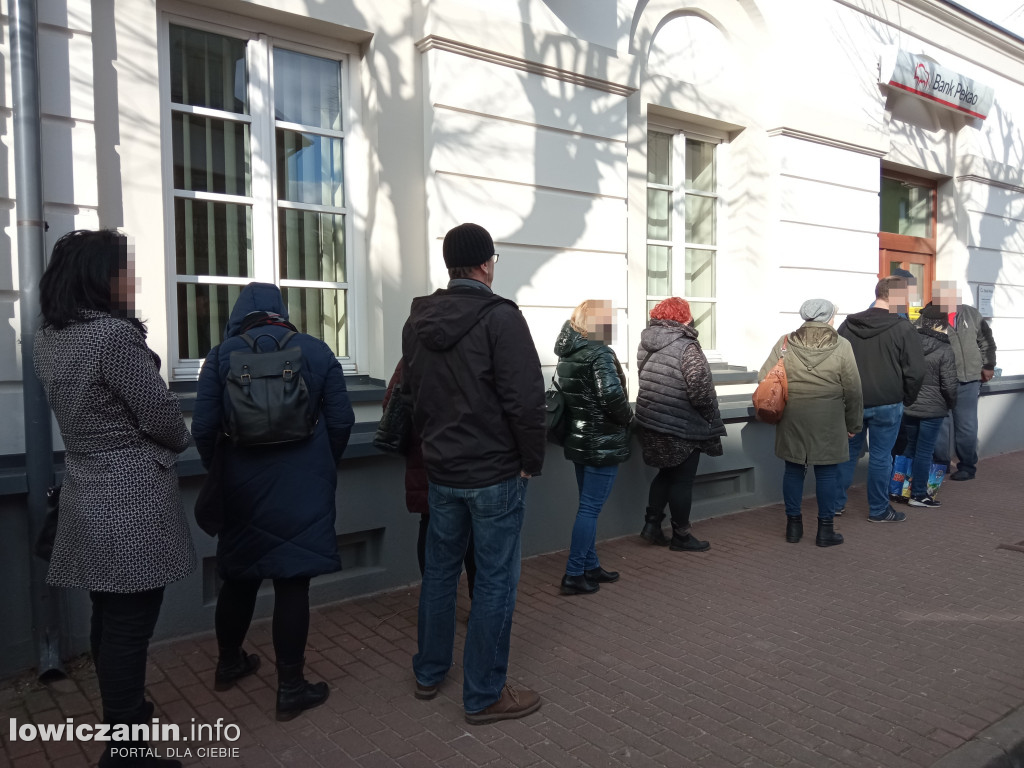 W Łowiczu ustawiają się kolejki do banków