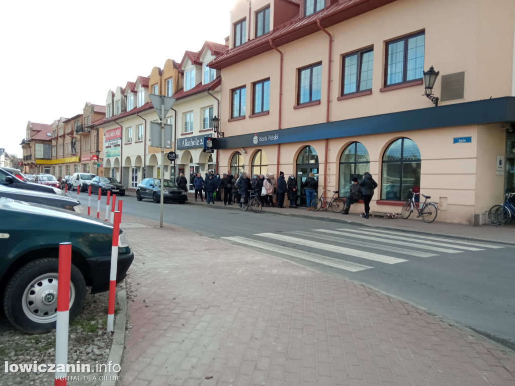 W Łowiczu ustawiają się kolejki do banków