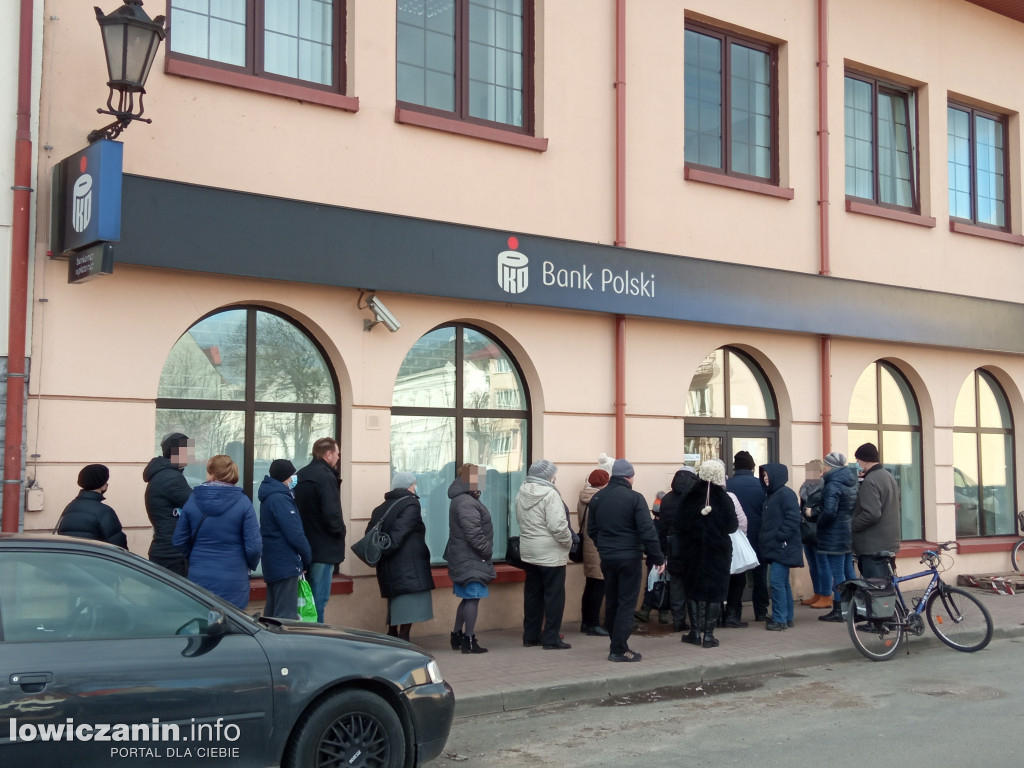 W Łowiczu ustawiają się kolejki do banków
