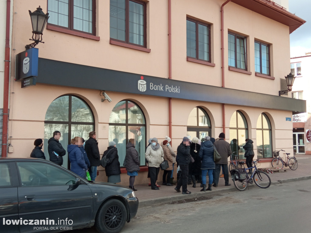 W Łowiczu ustawiają się kolejki do banków