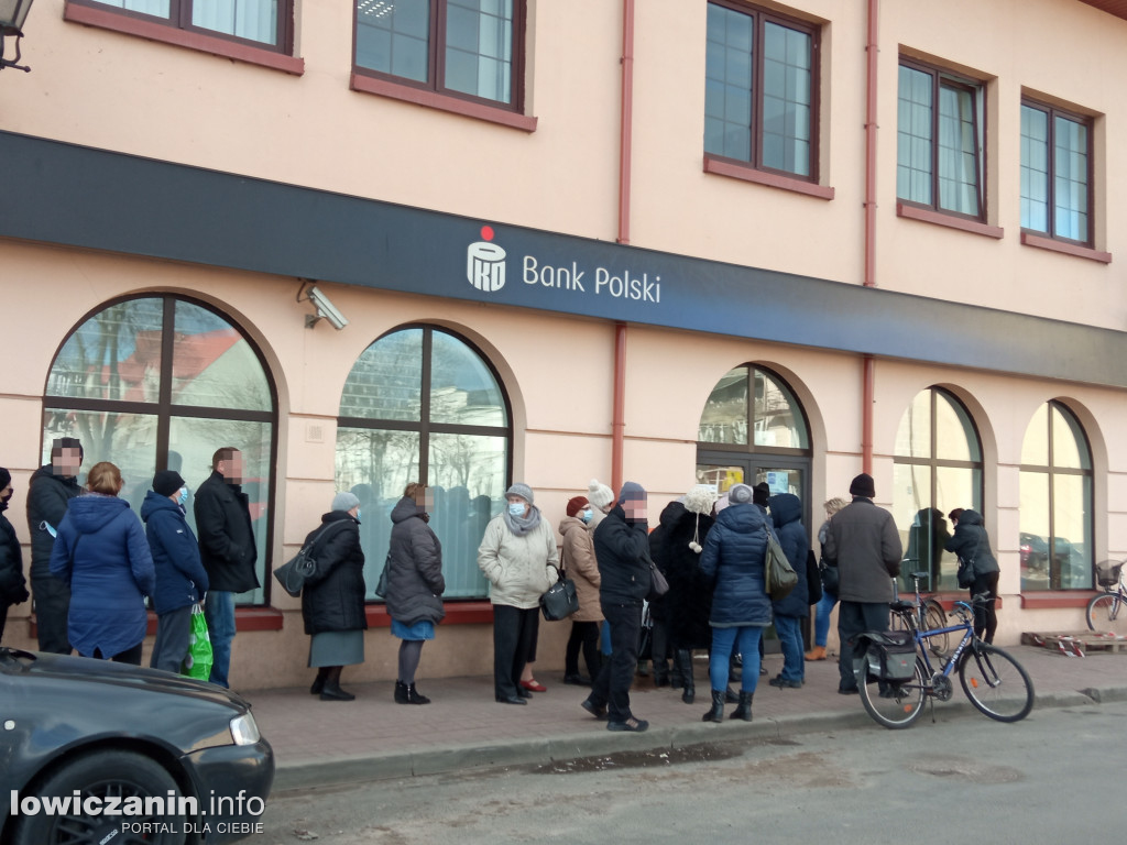 W Łowiczu ustawiają się kolejki do banków