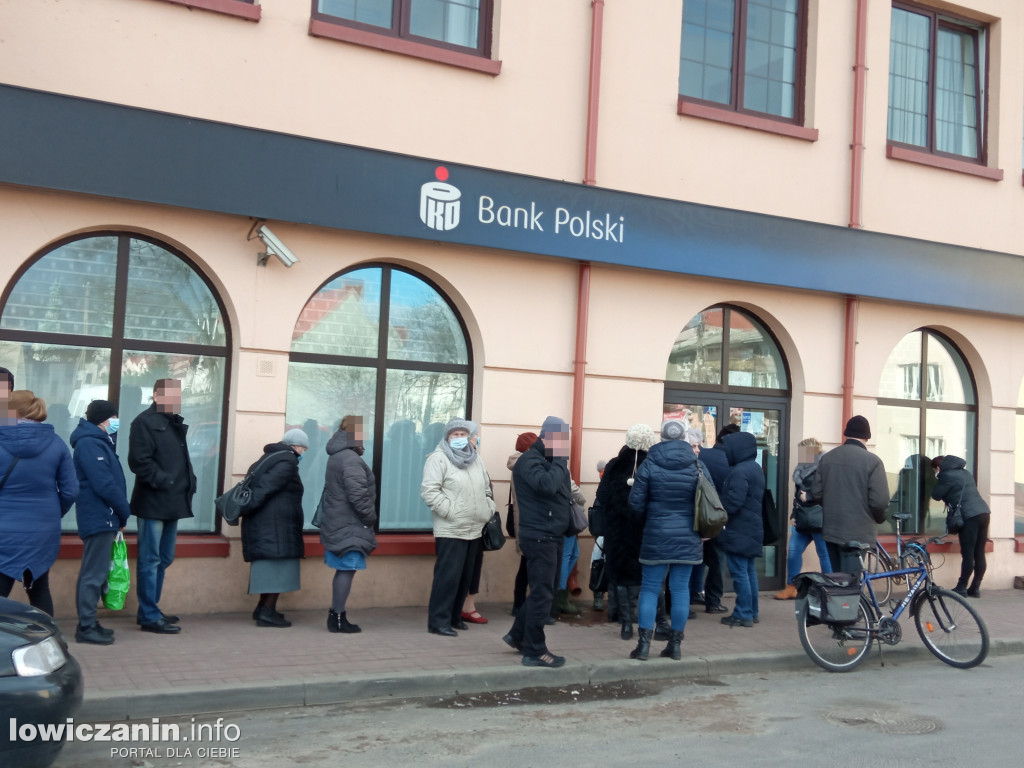W Łowiczu ustawiają się kolejki do banków