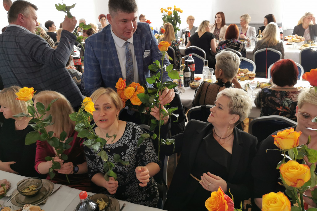 Chąśno. Panowie odśpiewali paniom z KGW 