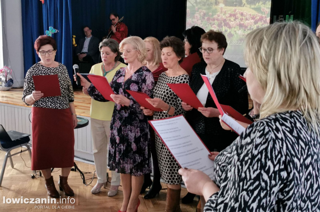Chąśno. Panowie odśpiewali paniom z KGW 