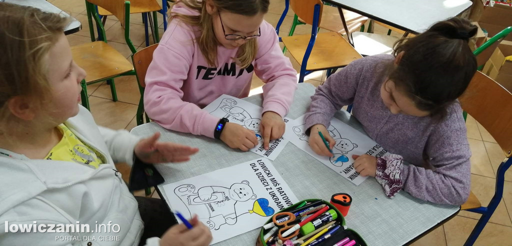 Dzieci z SP nr 2 w Łowiczu pomagają Ukrainie