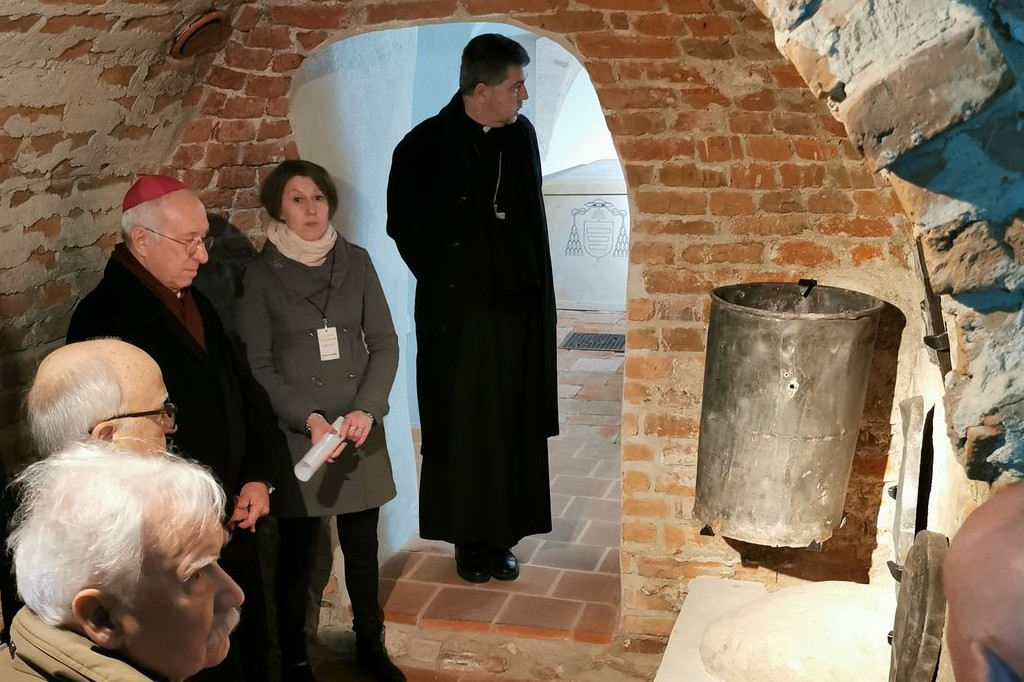 Łowicz. Otwarcie krypt pod katedrą dla zwiedzających