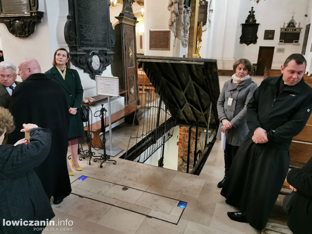 Łowicz. Otwarcie krypt pod katedrą dla zwiedzających