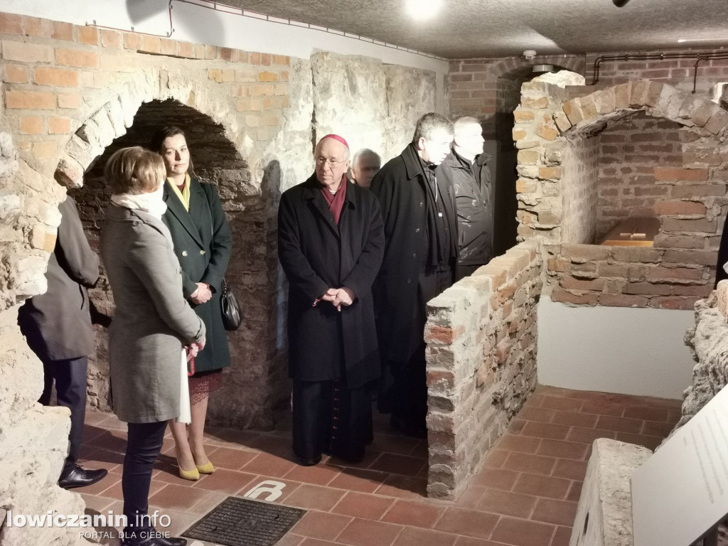 Łowicz. Otwarcie krypt pod katedrą dla zwiedzających