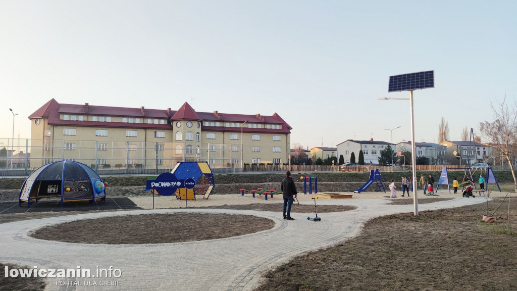 Lampy solarne na łowickich osiedlach