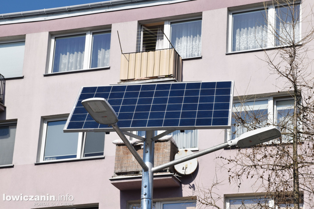 Lampy solarne na łowickich osiedlach