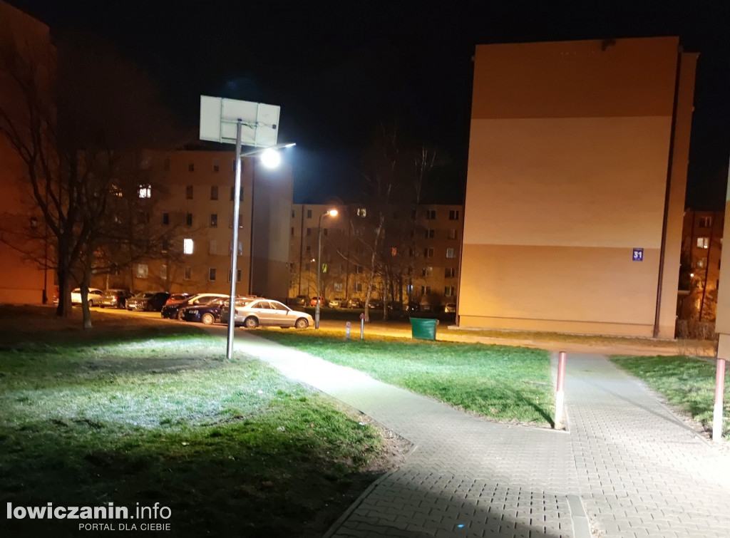 Lampy solarne na łowickich osiedlach