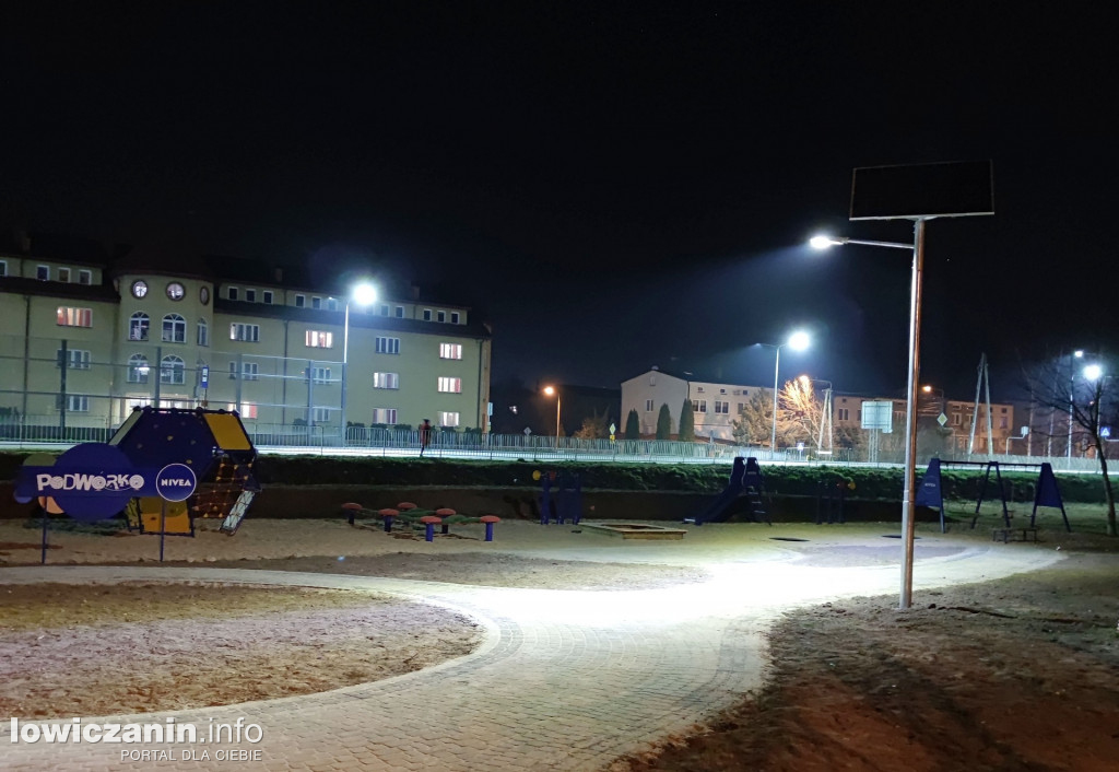 Lampy solarne na łowickich osiedlach