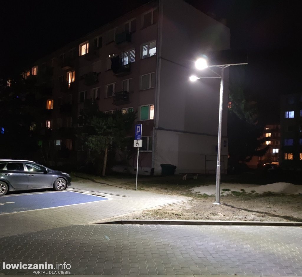 Lampy solarne na łowickich osiedlach