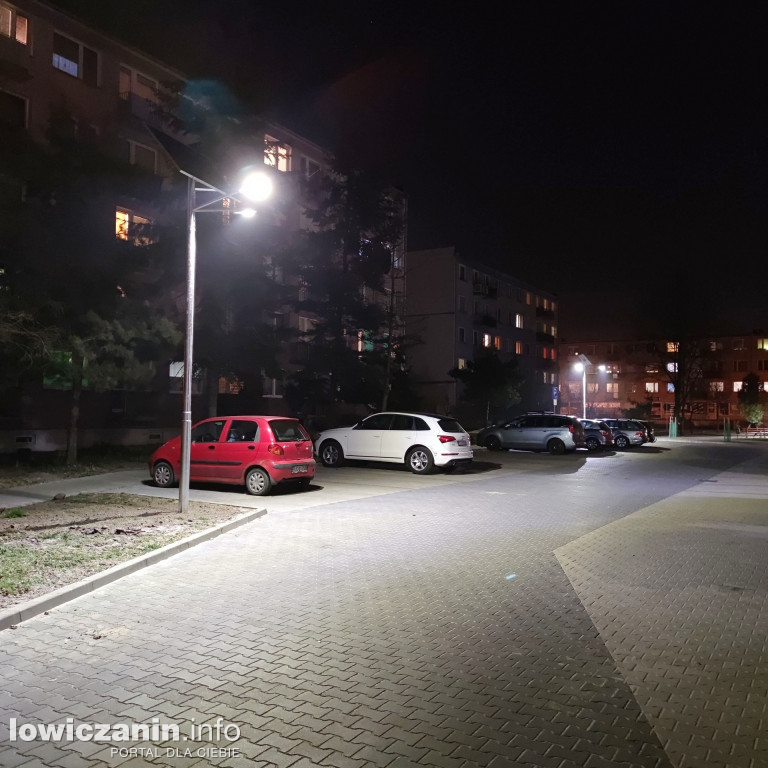 Lampy solarne na łowickich osiedlach