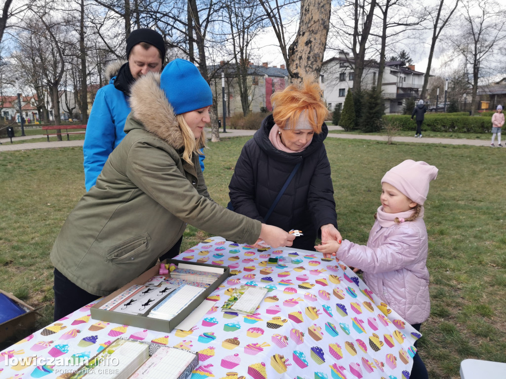 Poszukiwanie zajączka w parku Mickiewicza