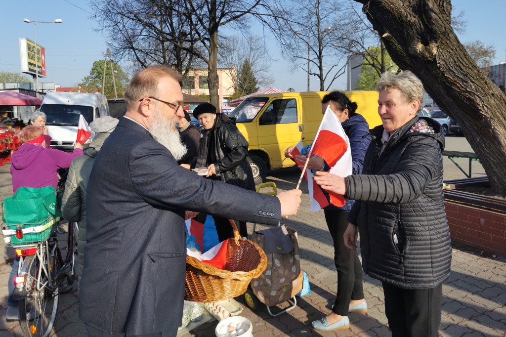 Starosta łowicki rozdawał flagi Polski