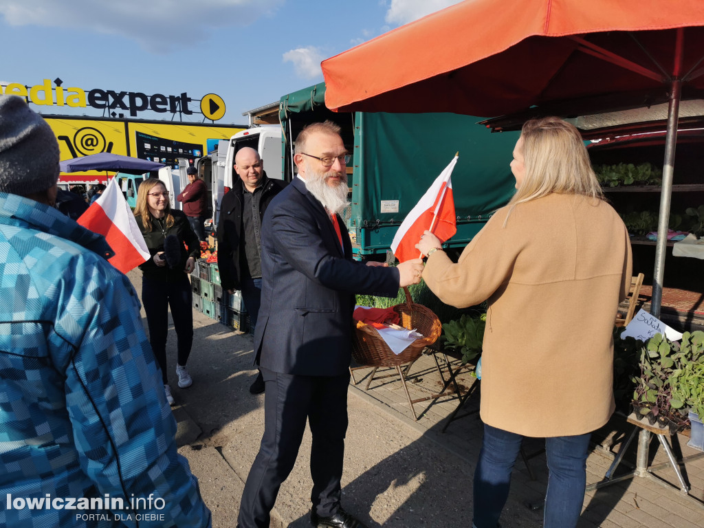 Starosta łowicki rozdawał flagi Polski