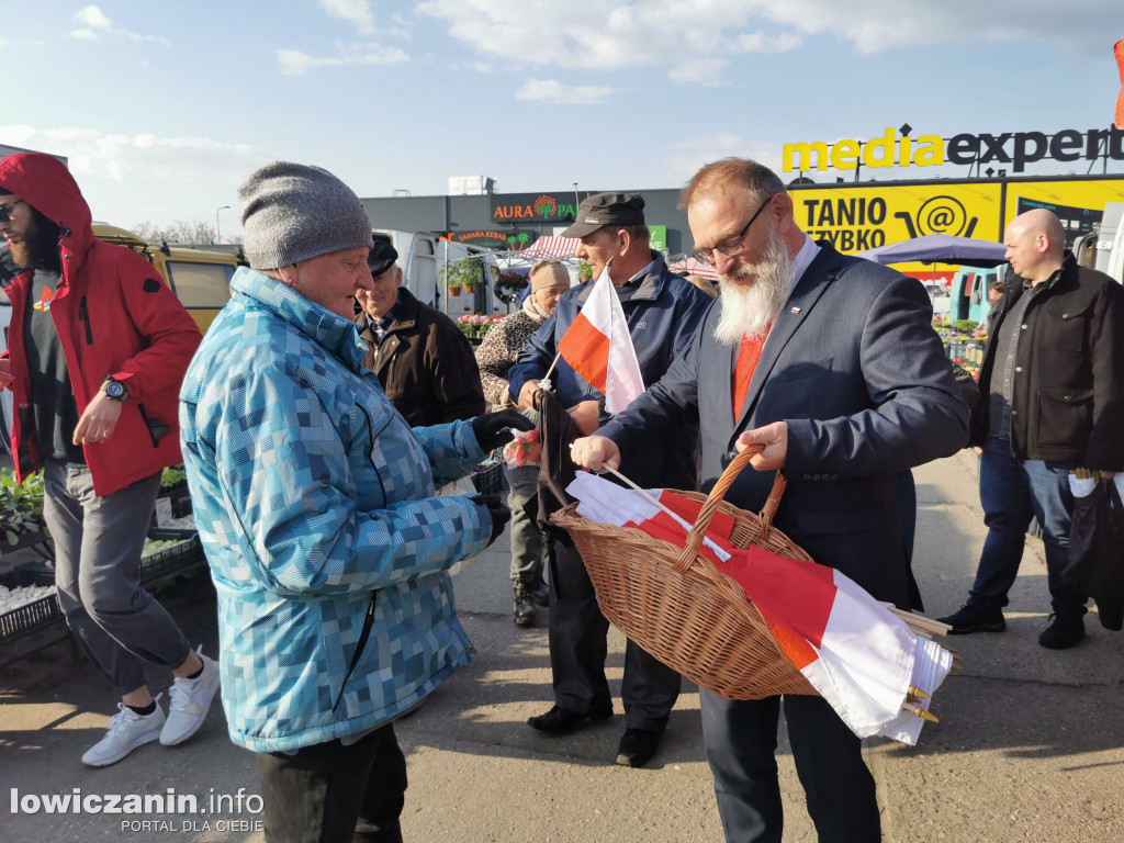 Starosta łowicki rozdawał flagi Polski
