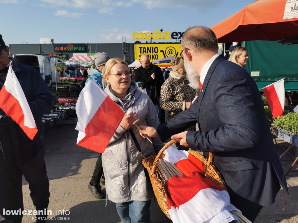 Starosta łowicki rozdawał flagi Polski