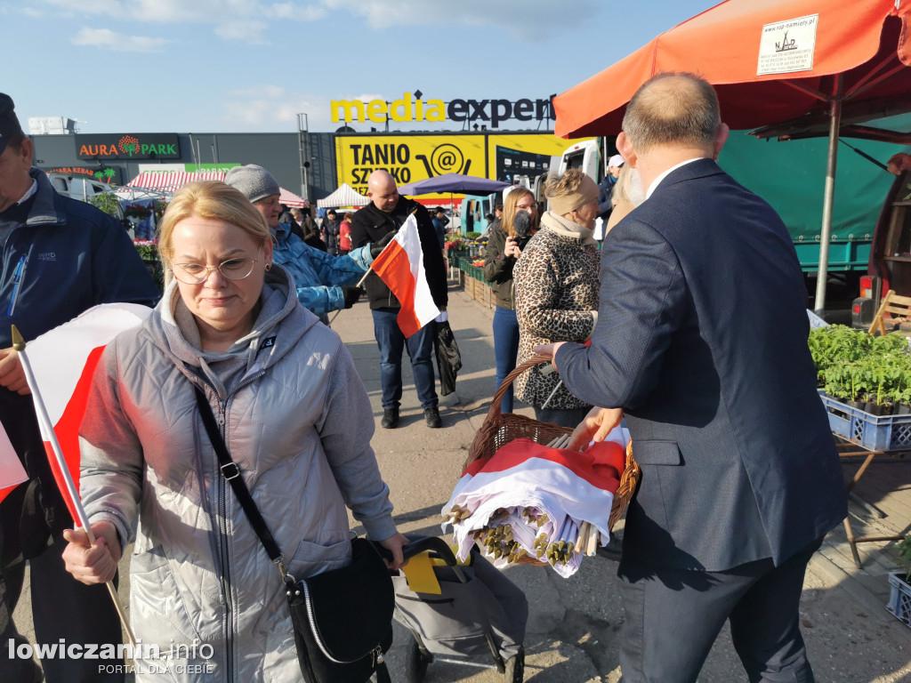 Starosta łowicki rozdawał flagi Polski