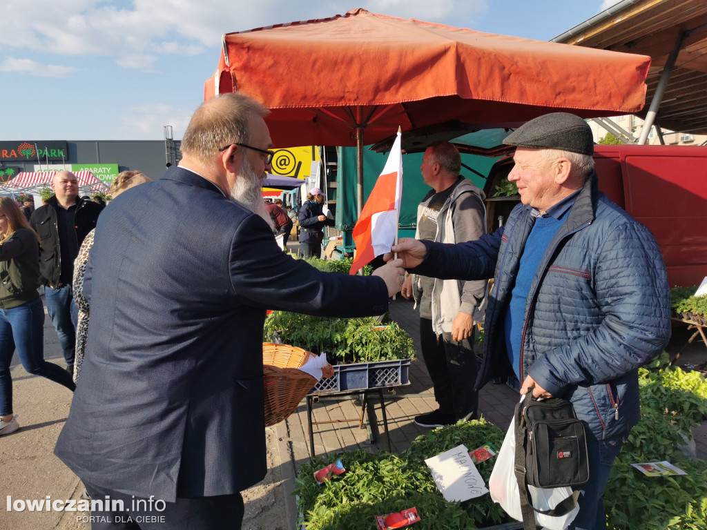 Starosta łowicki rozdawał flagi Polski