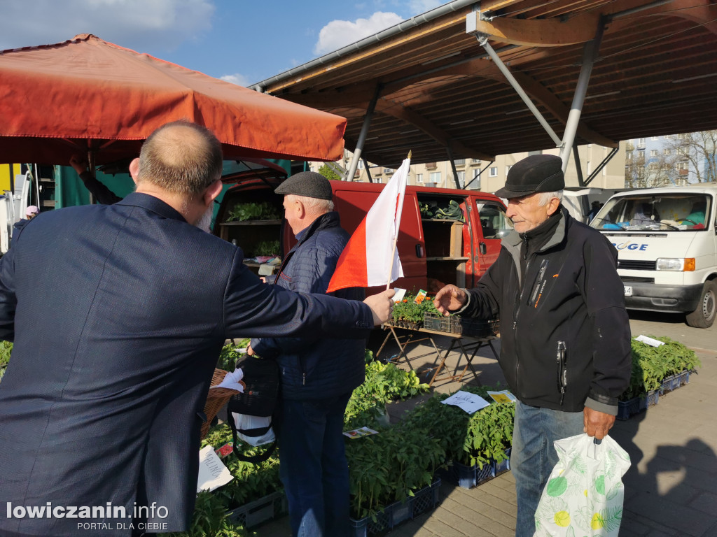 Starosta łowicki rozdawał flagi Polski
