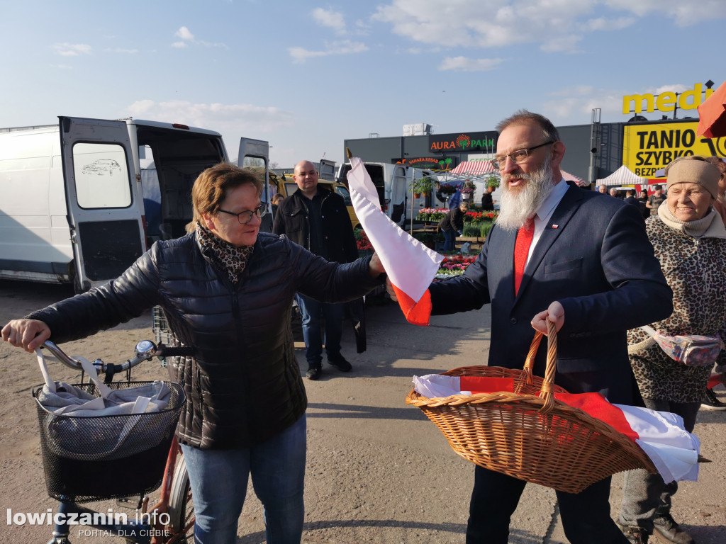 Starosta łowicki rozdawał flagi Polski