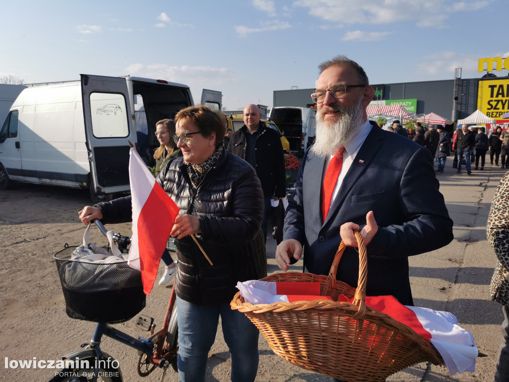 Starosta łowicki rozdawał flagi Polski
