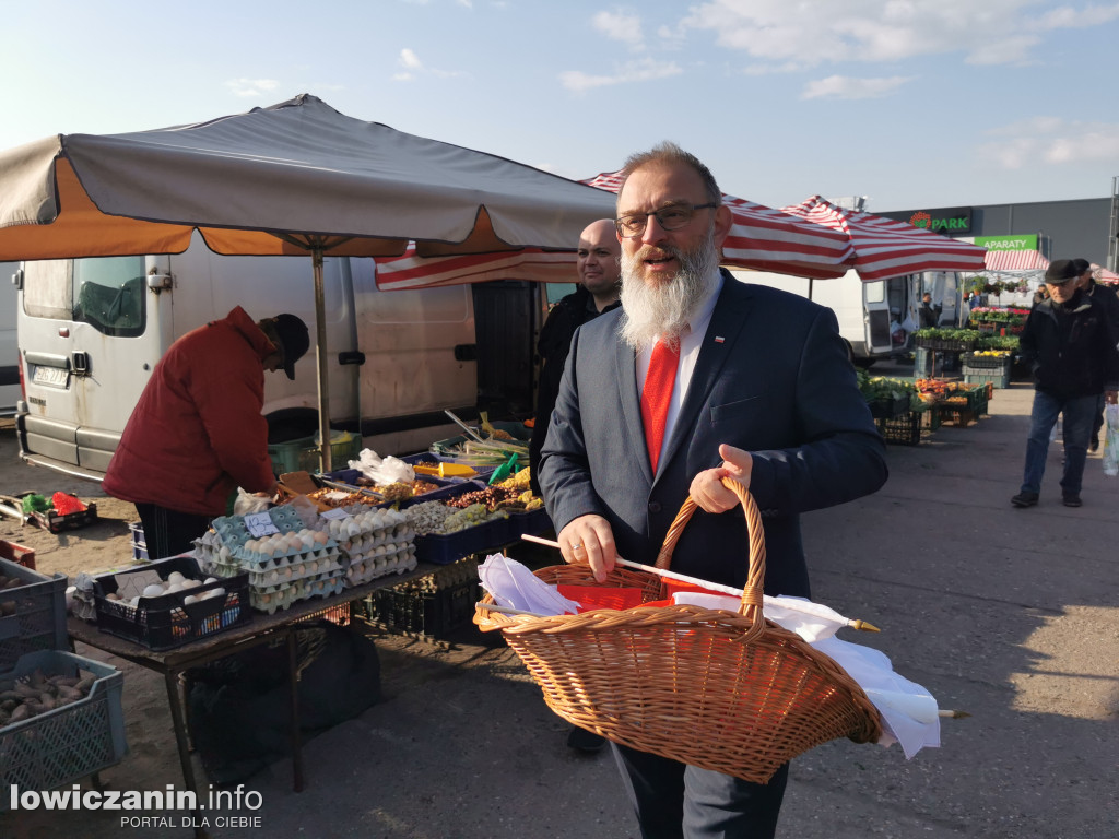 Starosta łowicki rozdawał flagi Polski