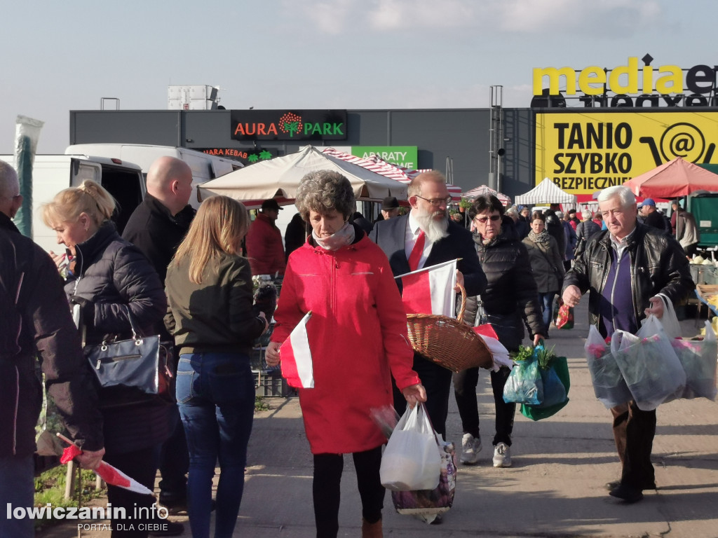 Starosta łowicki rozdawał flagi Polski
