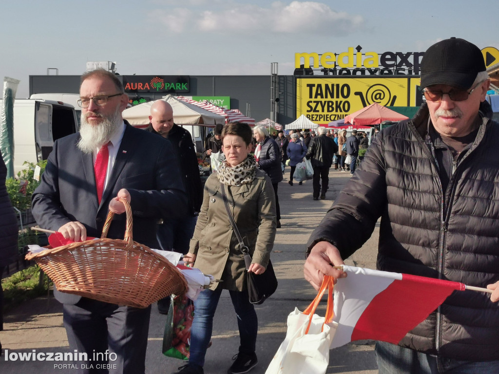 Starosta łowicki rozdawał flagi Polski