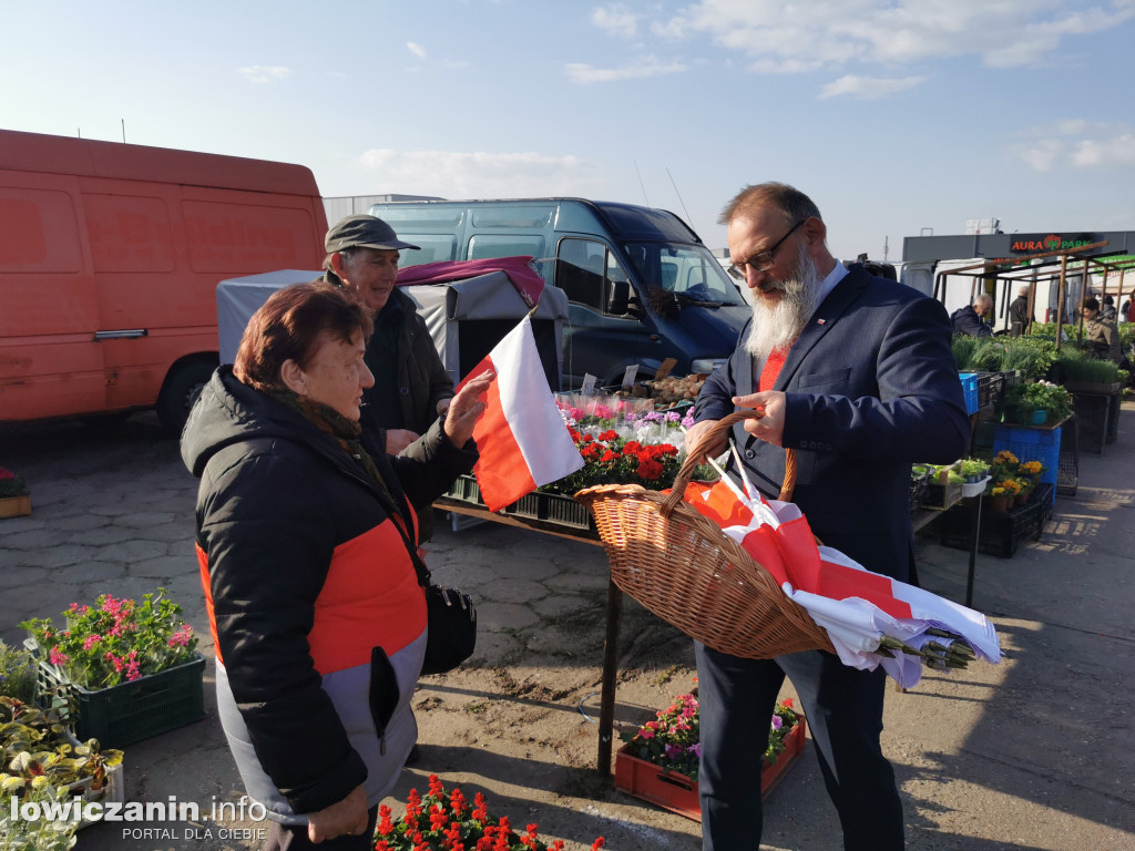 Starosta łowicki rozdawał flagi Polski